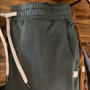 VUORI NWOT women’s performance joggers size medium regular length